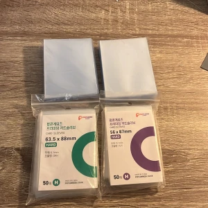 Photocard sleeves  - Säljer 2 titan sheilds 50pack sleeves i storlek ’standard’ och två popcorn sleeves i två olika storlekar. Jag har två pack av varje popcorn sleeves.  Titansheilds pris: 40kr + frakt  Popcorn sleeves: 30kr + frakt  Betalning endast via Swish! 💕