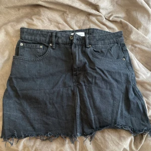 Zara kjol - Svart jeanskjol från Zara. Storlek 38/M men skulle säga att de passar en 36/S då Zara är rätt små i sina storlekar💓Är i fint men använt skick. Köparen står för frakten💓