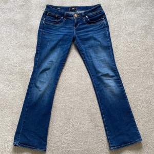 Säljer ett par jätte fina mörkblå ltb jeans som tyvärr är för stora för mig. Mycket bra skick då jag inte andvänt dom många gånger men lite slitna på kanten av jeans som ni ser på tredje bilden💕 (Storlek 27/30) (skriv om ni undrar nått mer)💕