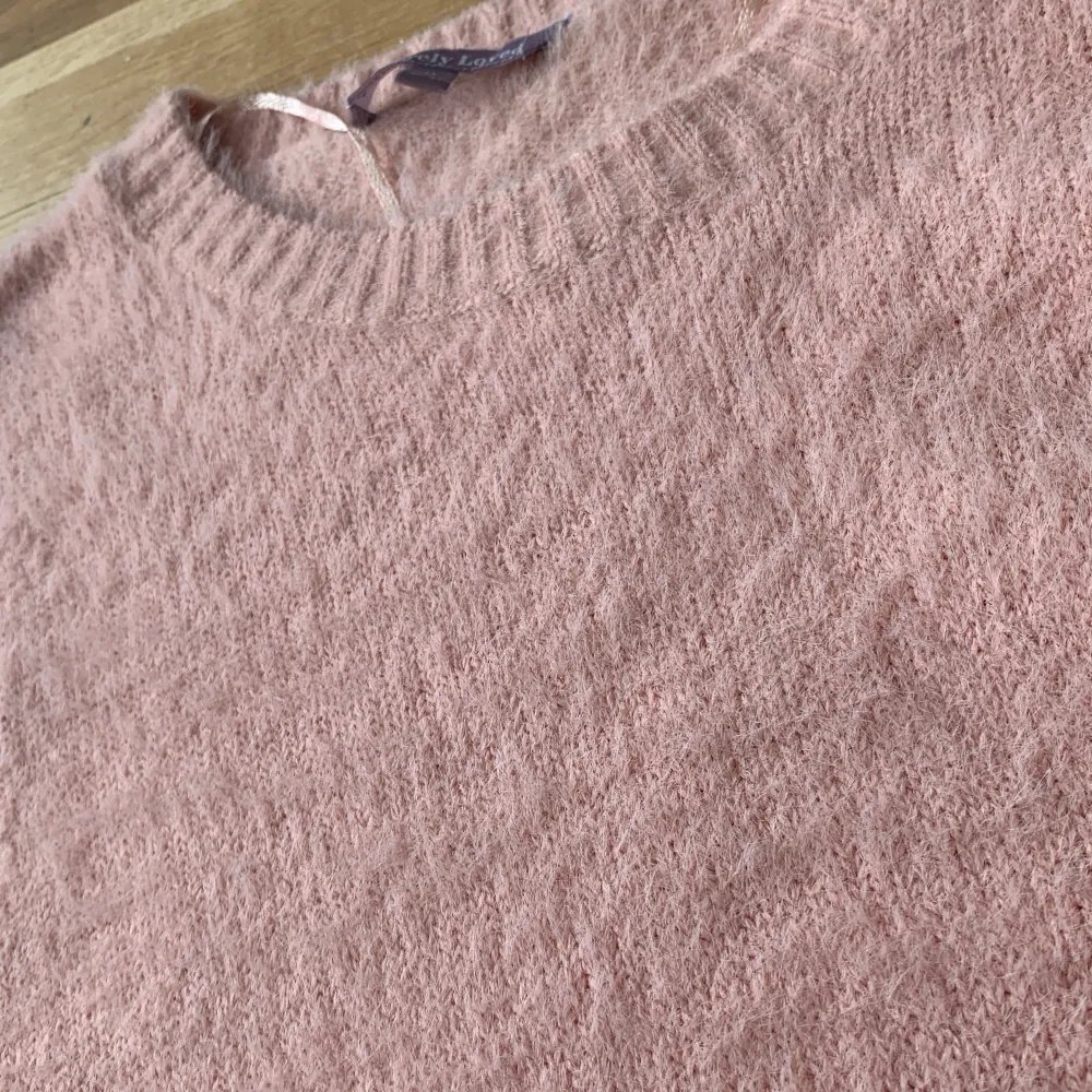 Säljer denna helt nya tröja då den är för stor för mig🩷Den är väldigt mjuk och fin💞. Tröjor & Koftor.