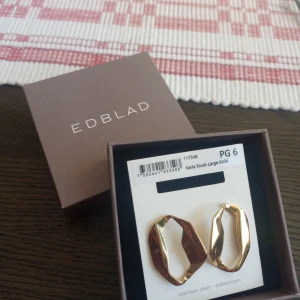 Edblad Karla studs large gold  - Edblad örhängen som förtjänar ett bättre hem 💕 säljer då dem inte är min stil Helt nya i lådan ✨ Nypris ca 400 Har du några frågor är det bara att skriva💕💕