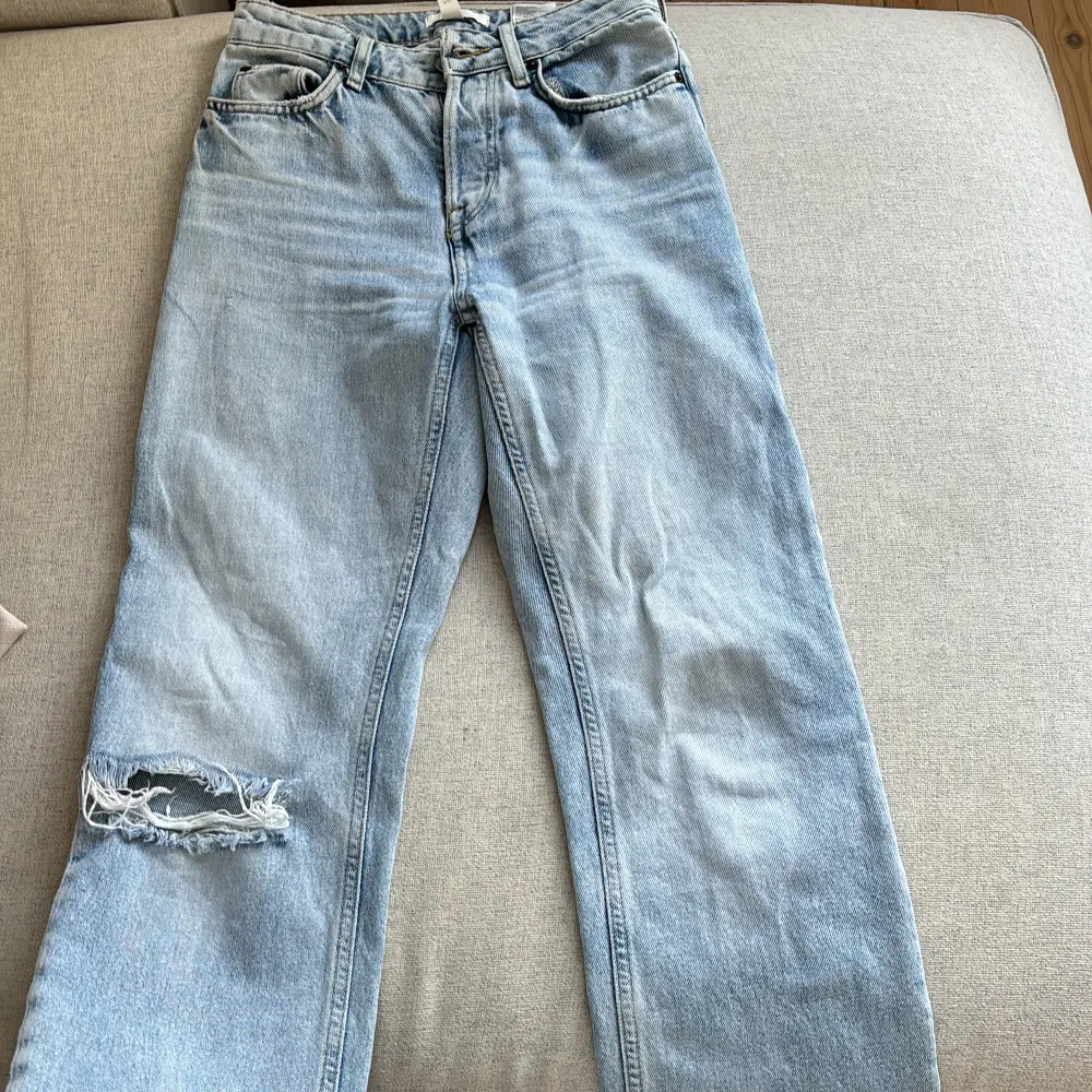 Jeans från hm med hål på höger knä.. Jeans & Byxor.
