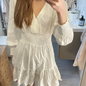 Vit kort klänning - Super gullig klänning från zara. Helt oanvänd med lapparna kvar! Köpt förra året och därför finns inte modellen kvar💕