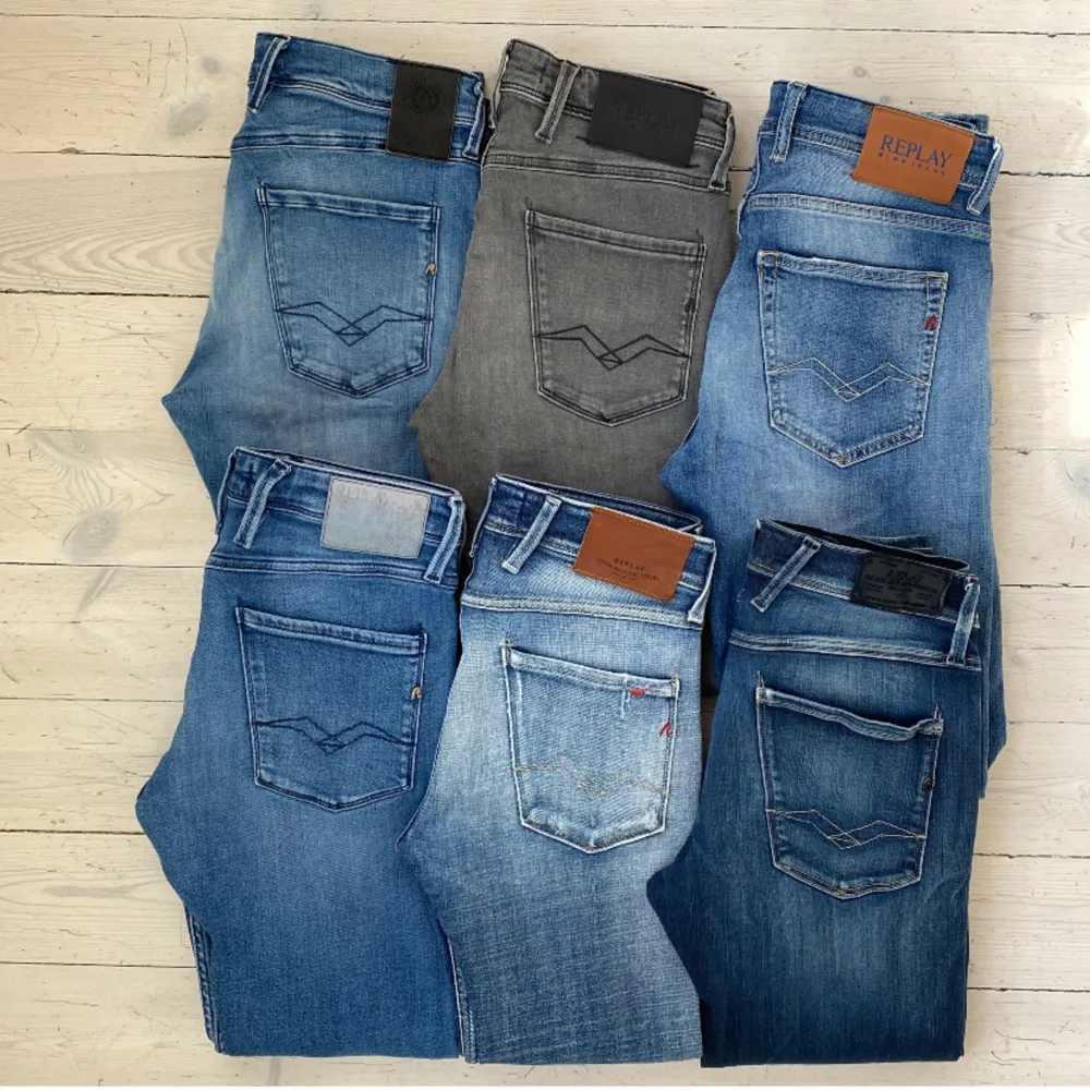 Säljer dessa 6 tvärfeta Replay jeans!!! 🔥 Alla är i modellen Anbass förutom de högst upp till höger som är modellen Grover. Alla är stretchiga/ HYPERFLEX. Varierande storlekar, alla i mycket fint skick. Varje par har en separat annons i min profil 👍 . Jeans & Byxor.