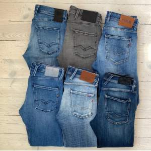 Säljer dessa 6 tvärfeta Replay jeans!!! 🔥 Alla är i modellen Anbass förutom de högst upp till höger som är modellen Grover. Alla är stretchiga/ HYPERFLEX. Varierande storlekar, alla i mycket fint skick. Varje par har en separat annons i min profil 👍 