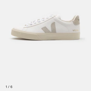 Skor  - Säljer mina  veja skor av anledning att jag inte använder dom längre 💕jätte fina skor men lite Sletna men endå bra skick 💕storlek 39 men funkar t 38 också 💕 ny pris 1700