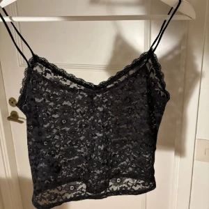 Spetslinne - Perfekt att ha under en T-shirt eller bara som den är!💗