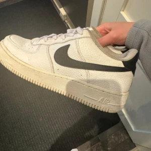 Air force - Air force i storlek 39, använda och finns lite defekter men funkar fortfarande bra! Rengör innan jag postar💗 