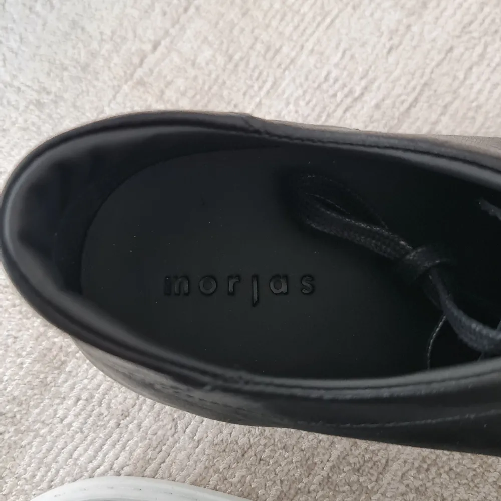 Sneakers från Monja i läder, handtillverkade i Portugal. Premium kvalitet på lädern. Som nya, aldrig använda. Kommer med dastbag. . Skor.