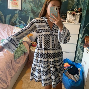 Långärmad klänning  - Långärmad klänning med härligt mönster. Skönt tyg och bra längd.  Vet inte om märke eller storlek men skulle gissa på 36/38