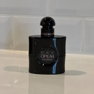 YSL parfym Black Opium oanvänd - Max 2 spray förbrukade. Inköpt för 1 199 hos Eleven. 