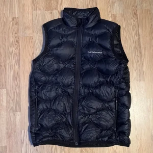 Peak performance väst - Peak Performance väst, passar perfekt till vår/sommar😇Säljer pga att jag har växt ur den. Sparsamt använd, skick: 9/10🥰  Kontakta gärna vid fler frågor!