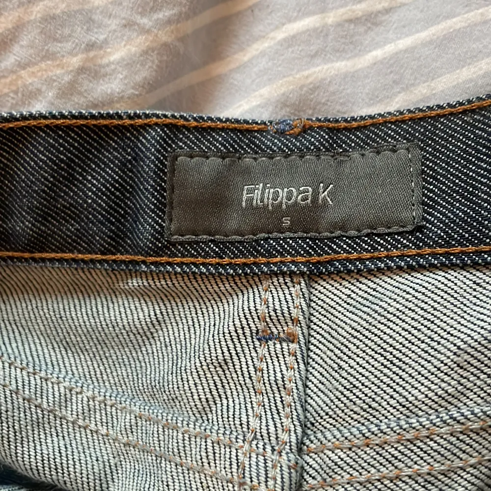 Jag säljer ett par jätte snygga Filippa k jeans , anledning eftersom att de är för små. Bra skick!❤️. Jeans & Byxor.