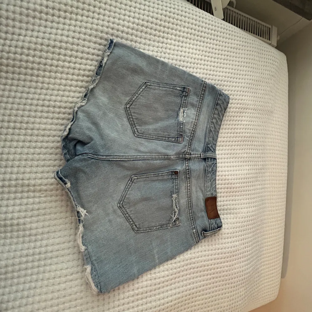 Ett par ljusblå jeans shorts och är lite slitna i modellen. Är i väldigt bra skick. Shorts.
