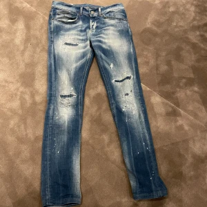 Dondup - Väldigt eftertraktade dondup george i storlek 30 nyaste modellen. Säljer pga att jag vuxit ur dom.Vid frågor och funderingar är det bara att höra av sig👍