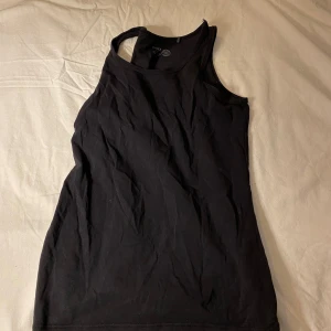 Ett enkelt svart linne  - 134/140  Använt få gånger inga täken på användning  Väldig Stretchig Köparen står för frakten