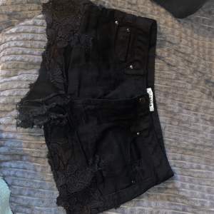Jättefina svarta spets shorts i storlek 34