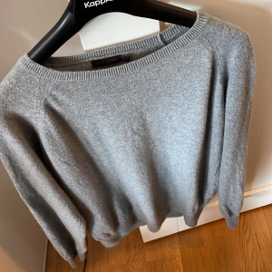 Oscar Jacobson Kashmir tröja - 100% Kashmir från Oscar Jacobson Använd en gång och är i 10/10 skick ny pris 1300 Säljer då den inte kommer till användning längre Skriv om ni har frågor!