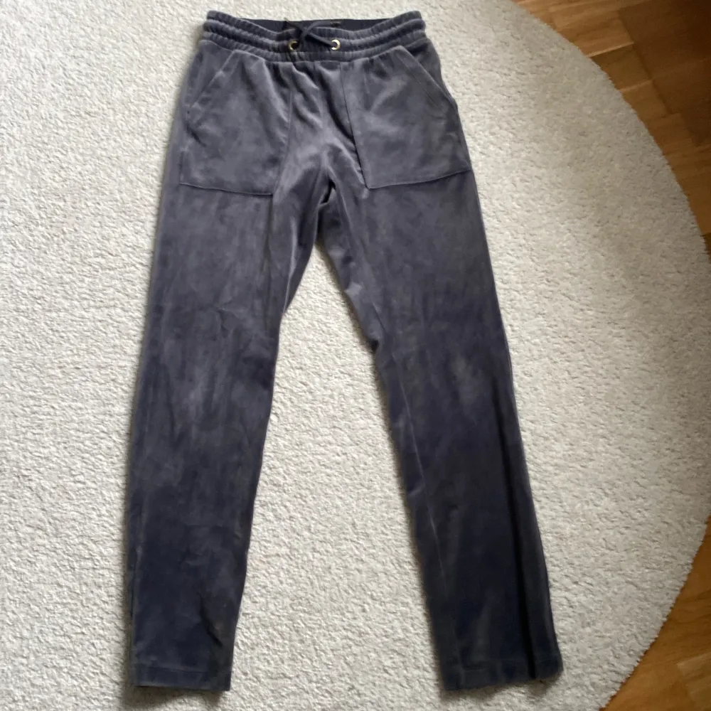Säljer ett par mörkgråa mjukisbyxor. Väldigt bra skick då jag nästan aldrig använt dem.. Jeans & Byxor.
