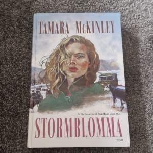 Säljer boken Stormblomma av Tamara Mckinley för 40kr Några få defekter som en bukla i ryggen men annars ingen syn på användning 
