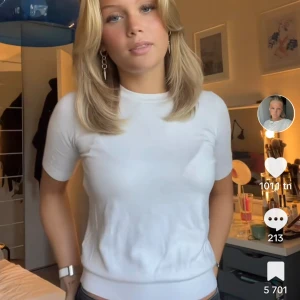 Stickad T-shirt  - Säljer denna jättefina T-shirt från zara då den inte kommer till användning! Inga defekter, använd fåtal gånger💗skriv för frågor!