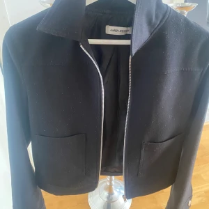 Vår jacka - Jätte fin vår jacka med två fickor. Lite nopprig men går nog att ta bort❤️