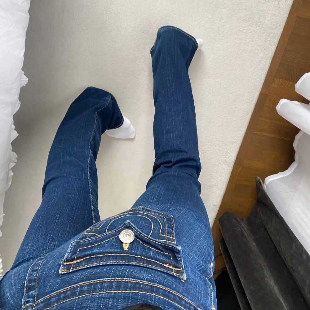 Skitsnygga low waist jeans från true religion som jag köpte för något år sedan. Dom är lite långa på mig som är 162 cm. Storleken motsvarar 36/38 skulle jag säga. Priset går att diskutera men ett par nya ligger runt 1200💗. Jeans & Byxor.