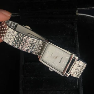 Klocka  - Klocka som är helt oanvänd med plasten kvar men tyvärr för stor för mig🥰 vet inte vad märket är