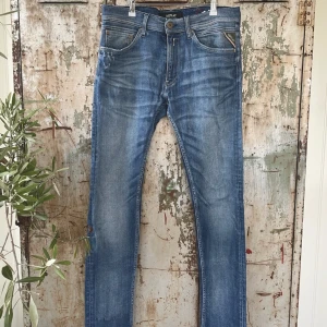 Replay jeans - Säljer nu dessa feta replay jeansen! Storleken på dessa är 31/32 i modellen slim! Nypris på dessa är runt tusenlappen. Hör av er vid funderingar. Mvh Sixten🍾