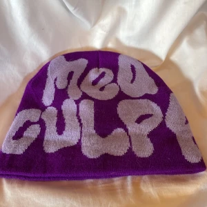 Mea Culpa mössa - Säljer denhär skitsnygga Mea Culpa mössan. Köpte den online och hur mycket jag önskar gillar den så passar den inte mig tyvär, därför säljer jag den. Är knappt använde och inköpt denhär vintern.