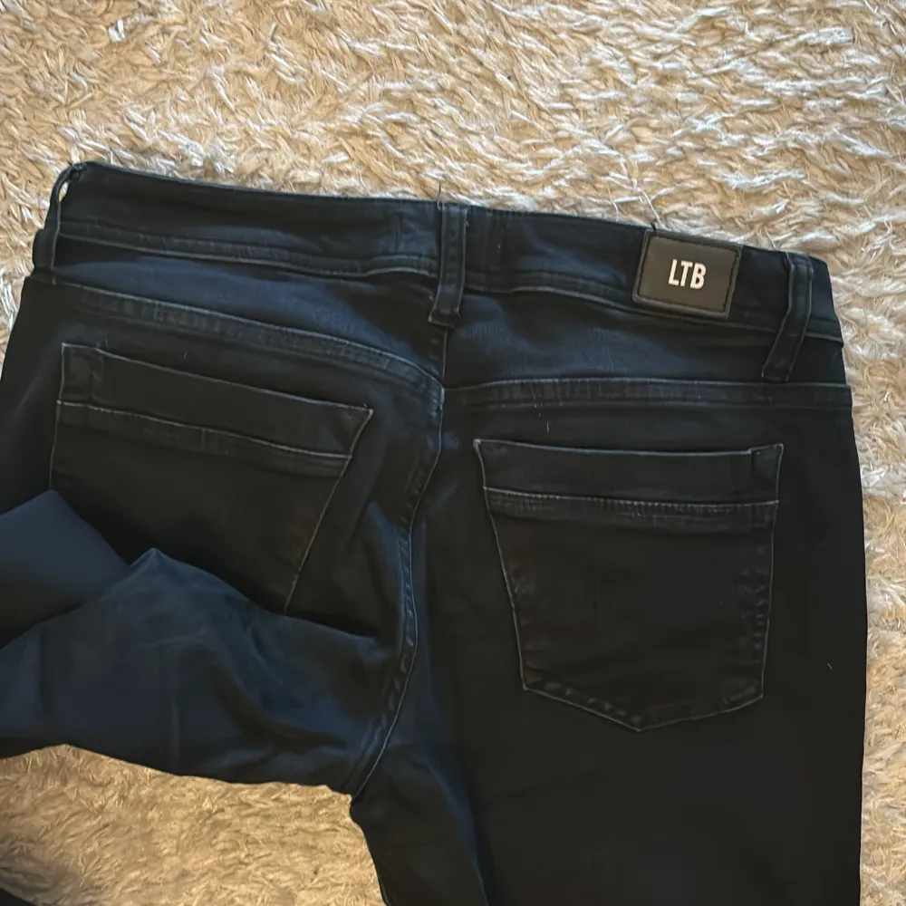 Säljer de här lågmidjade ltb jeansen i modellen valerie och är i färgen mörkblå. De är i jättebra skick. Skriv för fler bilder🤗🤗🩷. Jeans & Byxor.