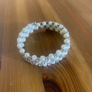 Gulligt armband - Ett pärlarmband med fina detaljer💗