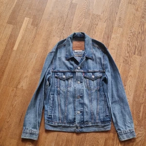 Levi's jeans jacka - Säljer min levi's jeans jacka då jag inte har använt den alls. Det är stolek XS. 