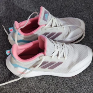 Nike skor - Nike skor, sällan använda. Storlek 37 1/2 . Orginal pris 1000kr och säljer nu för 250kr:)