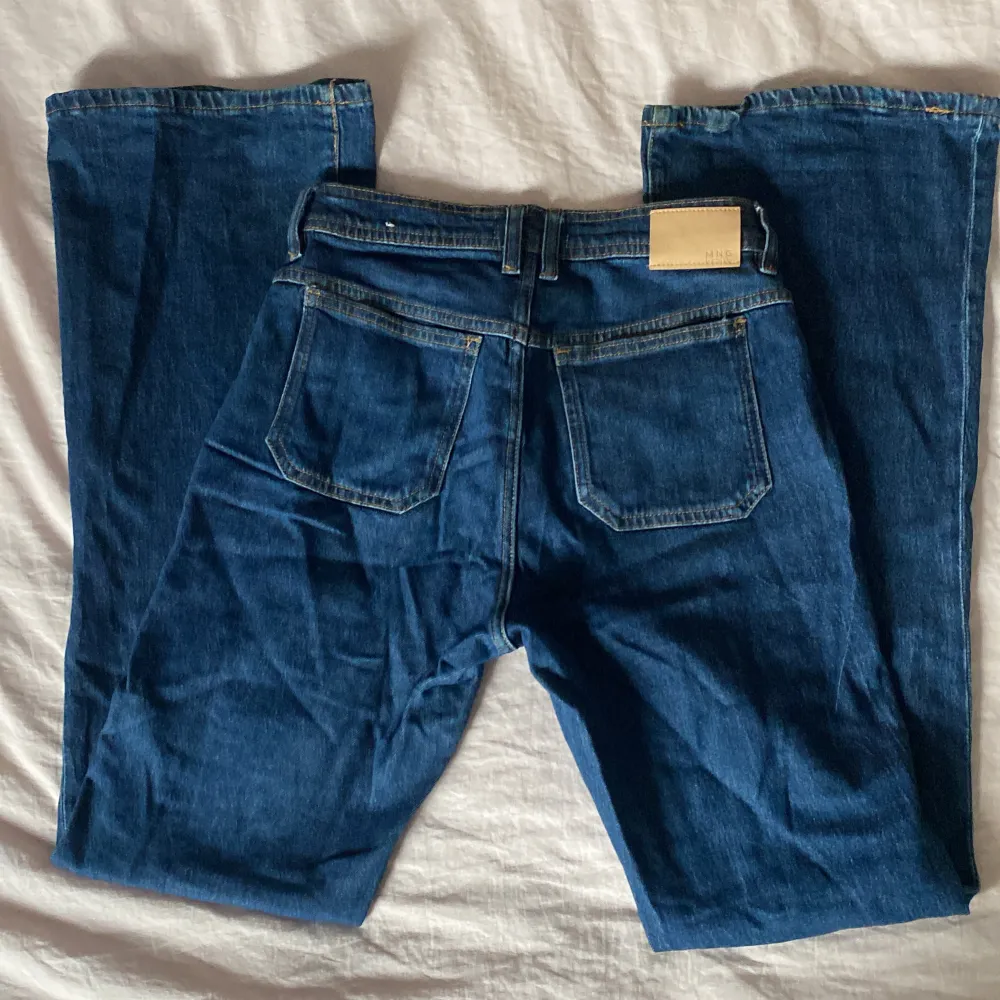 Snygga jeans från mango. Knappt använda, sitter jättefint och har assnygga fickor där fram. . Jeans & Byxor.