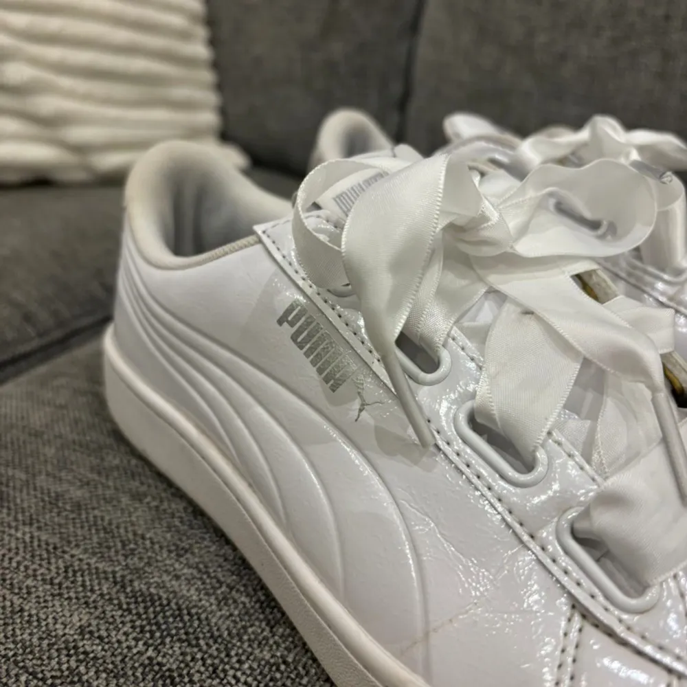 Vita basket puma skor, knappt anvÀnda och i bra skick𩷠. KengÀt.