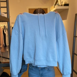 Blå hoddie - Extremt bra skick används 2 gånger och tvättats