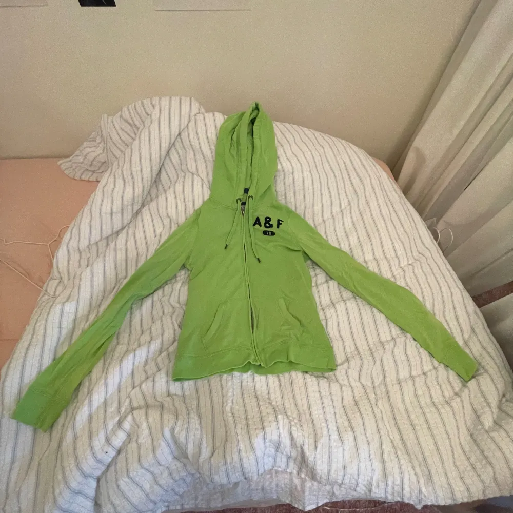 Jättesöt grön zipup hoodie från abercrombie and fitch. Köpt secondhand men i fint skick. . Hoodies.