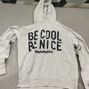 Vit Dsquared2 hoddie.  - Dsquared tröjan är i rätt så bra skick och har inga synliga fläckar eller så. Tröjan är köpt för 1500 men då jag haft den i ett tag så väljer jag att sälja den för 300kr 💯 äkta har bevis