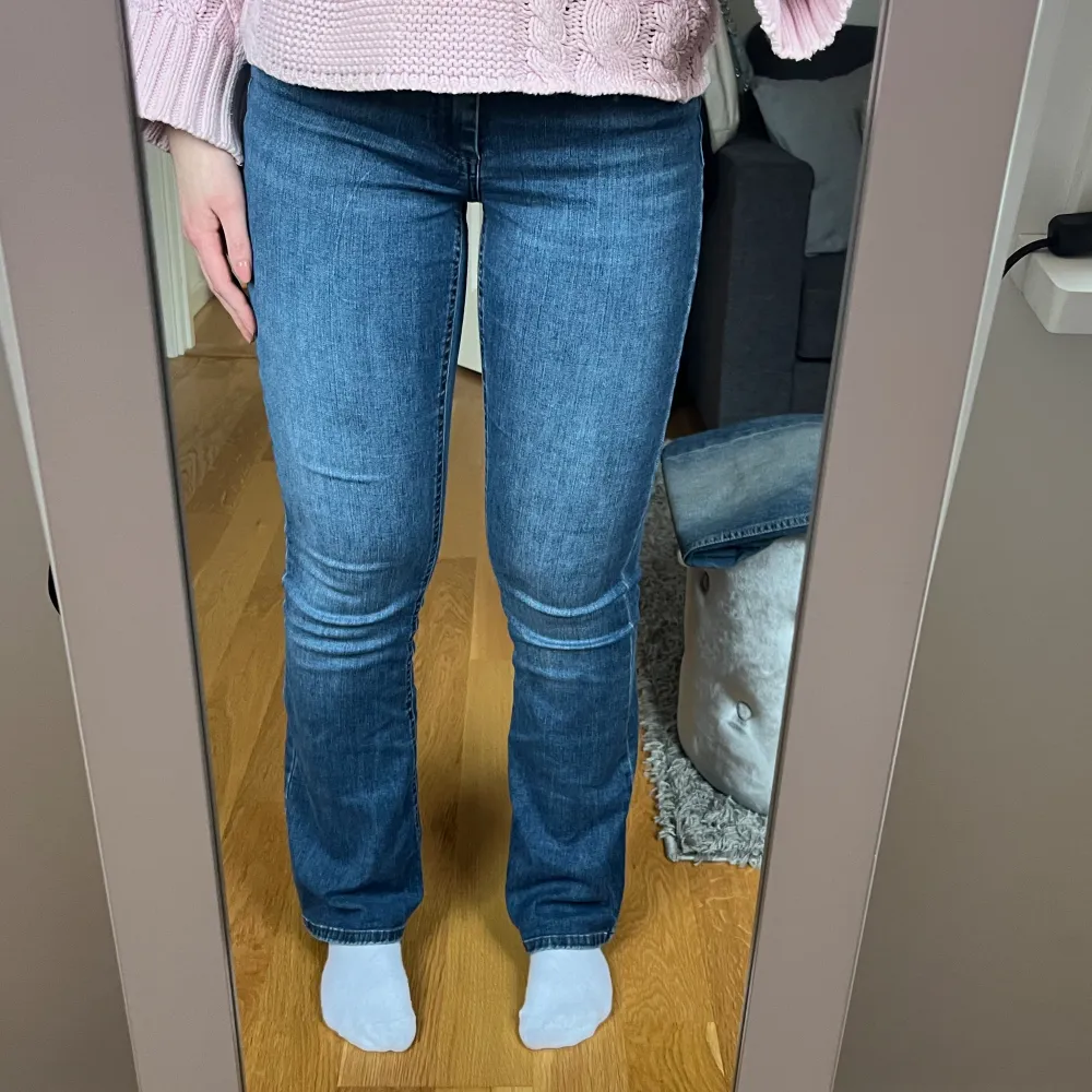 Säljer dessa superfina midwaist jeansen från Only i storlek M som nyligen är köpta, då dom inte kommer till användning!🫶🏼. Jeans & Byxor.