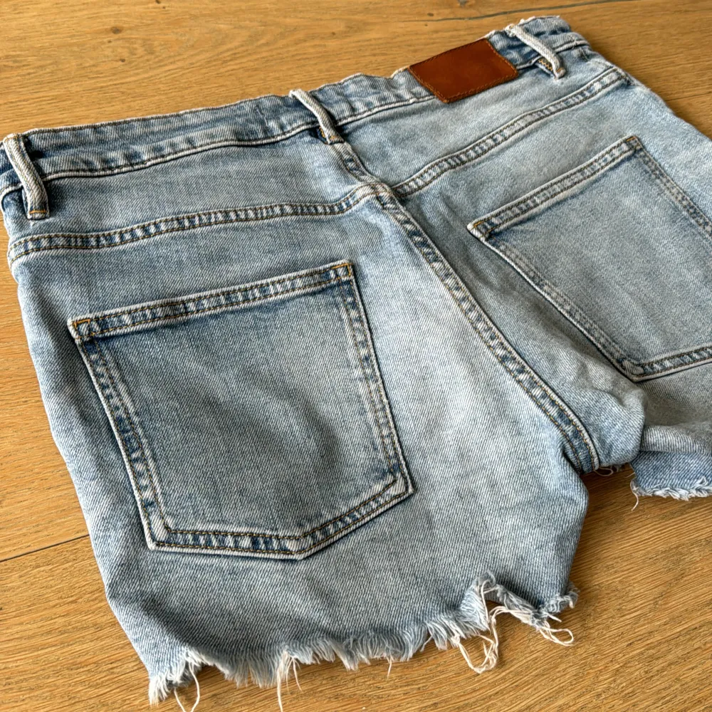 Snygga jeansshorts i storlek 36! Korta, går precis under rumpan :) otroligt fint skick. Hela och rena. . Shorts.