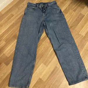Blåa jeans från HM i modellen Loose fit