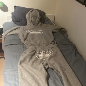 Corteiz set storlek M - Ett nytt corteiz set använt 2 gånger. M va för stort då jag inte gillar bagy så kan tyvärr inte använda de.