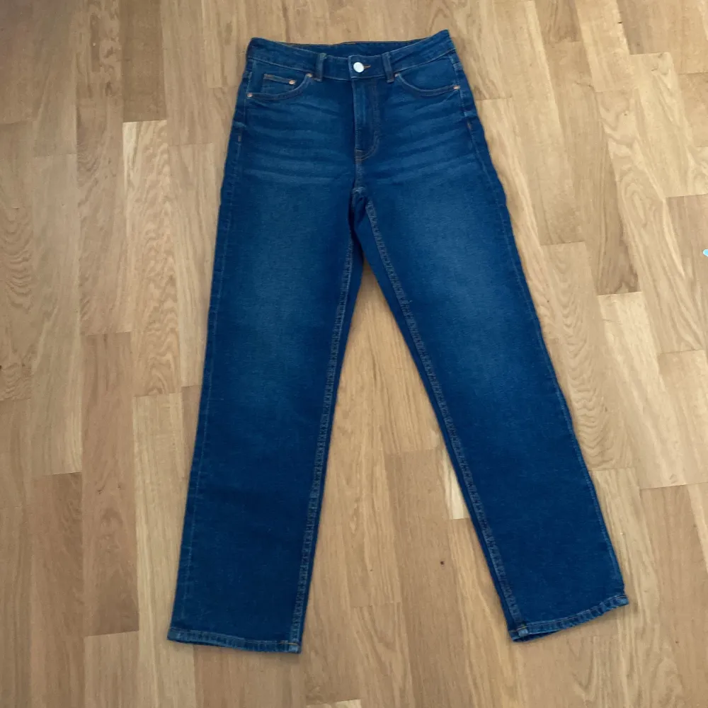 Jätte fina jeans, helt nya och aldrig använda!! Säljer billigt för att bli av med💕. Jeans & Byxor.
