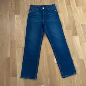Jätte fina jeans, helt nya och aldrig använda!! Säljer billigt för att bli av med💕