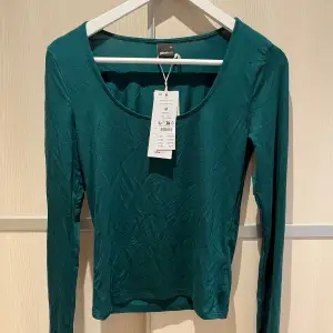 Hej! Säljer denna tröjan med slits vid ärmen ifrån Gina tricot i storlek M. Aldrig använd och har prislapp kvar. Nypris: 199 kr mitt pris 99 kr 💗