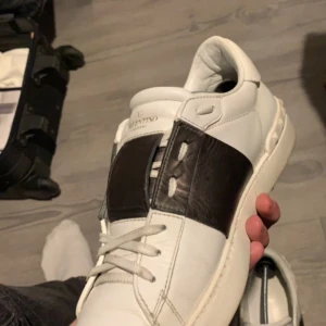 Valentino Opens garavani - intresse koll på mina unika valentinos i en snygg metallic färg i väldigt bra skick | Cond 9/10 | Tyvärr ingår inget og endast skorna | Äkta!! | Skriv till mig om du är intresserad kan gå med på byten storlek 41 men passar även 1-1,5 storlek större😊 