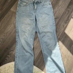 Säljer ett par Jeans som jag köpte på hm för länge sen, supersnygga blå straight jeans köpta för 399 säljer för 250 skriv för bild på