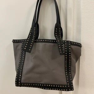 Handväska - Får plats med dator och perfekt som skolväska! Köpt second hand och står inget märke i.