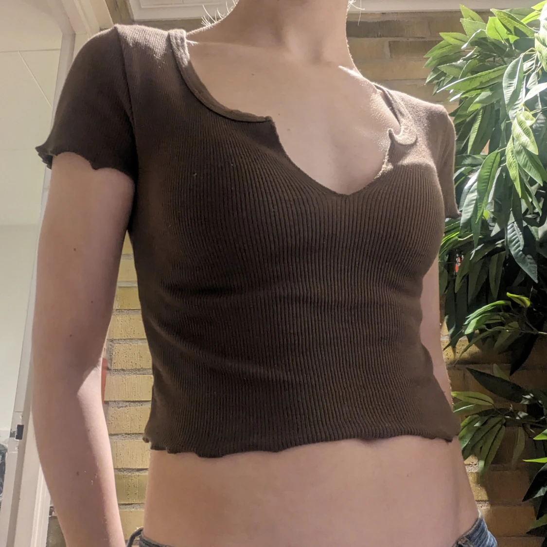 Brun topp med detaljer 